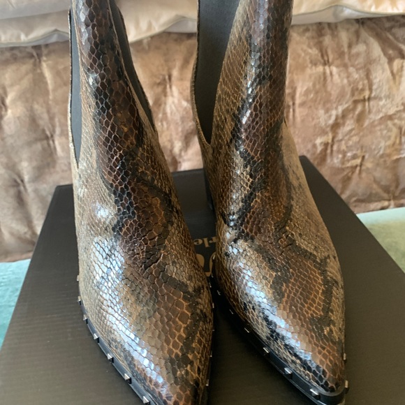 Charles David size 10 snakeskin ankle boots, brand new - Picture 5 of 6